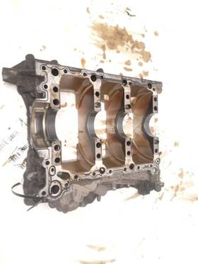 303.au1u14 Audi Crankshaft Housing Fits A6 2014 Oem