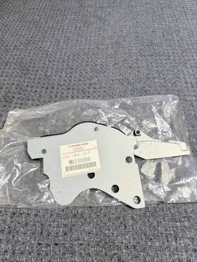 Md330008 Mitsubishi 00-05 Eclipse 4g64 Sohc 2.4l Rear Timing Cover New Oem